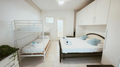 Ένα ή περισσότερα κρεβάτια σε δωμάτιο στο Dimora Elisa by Ca-Sa Check