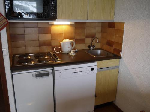 Il comprend une petite cuisine équipée d'une cuisinière et d'un évier. dans l'établissement Studio cosy au bord des pistes - Hameau du Mottaret - FR-1-355-56, à Méribel