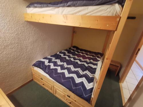 Cette chambre offre une vue sur le dessus d'un lit superposé. dans l'établissement Méribel Mottaret: Apt 6 pers, balcon, casier skis, ascenseur, animaux admis - FR-1-355-33, à Méribel