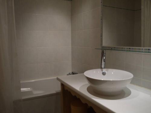 une salle de bain avec un lavabo, une baignoire et un miroir dans l'établissement Méribel Mottaret: Apt 6 pers, balcon, casier skis, ascenseur, animaux admis - FR-1-355-33, à Méribel