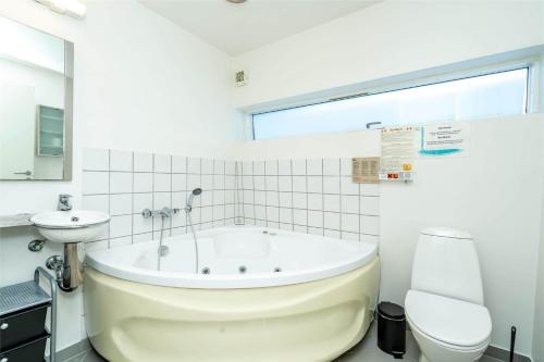 Koupelna v ubytování 792-Hvide-Sande-Ae-Gammel-Havn-45