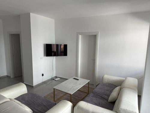 Seaside 2-br flat with terrace