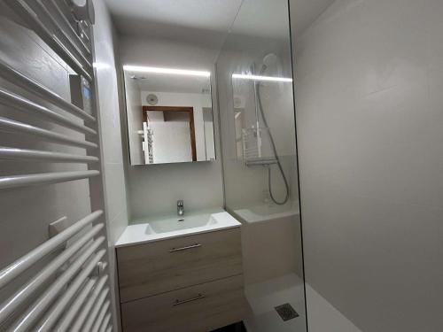 une salle de bain avec un lavabo et un miroir dans l'établissement Studio 4 personnes - Les Saisies, proche centre - FR-1-594-119, à Hauteluce