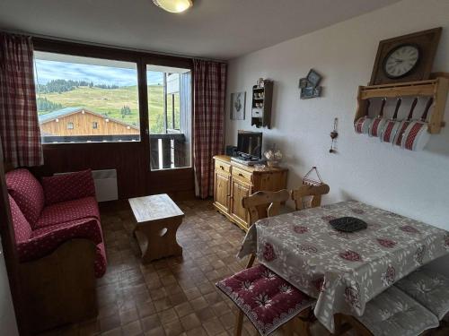 une pièce avec une table, une chaise et une fenêtre dans l'établissement Studio 4 personnes - Les Saisies, proche centre - FR-1-594-119, à Hauteluce