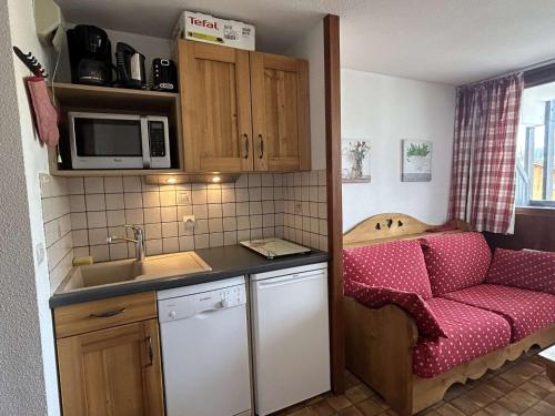 Cette petite chambre comprend une petite cuisine avec un canapé. dans l'établissement Studio 4 personnes - Les Saisies, proche centre - FR-1-594-119, à Hauteluce