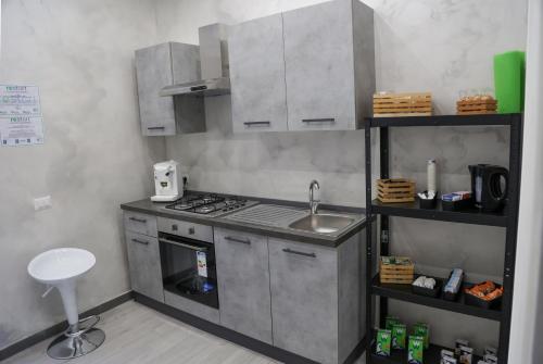 una piccola cucina con lavello e fornello di Spend Night a Napoli