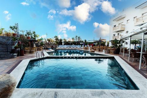 a swimming pool at a hotel with a resort at Hotel Alba Seleqtta in Lloret de Mar