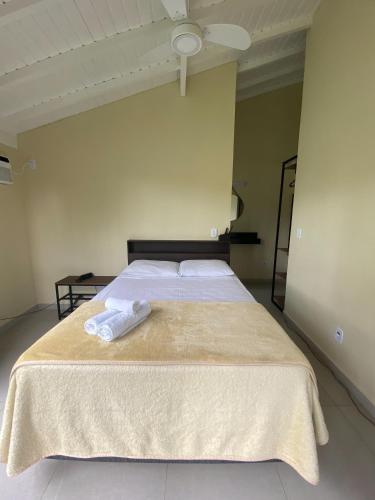 a bed with a towel on top of it at Hotel Casa Encantada in Penedo