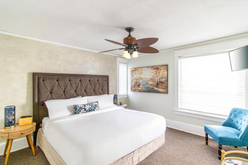 een slaapkamer met een bed en een plafondventilator bij Inn on Charlotte Boutique Hotel in St. Augustine