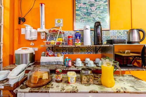 een keuken met een aanrecht met eten erop bij Pousada Soft Brooklin in Sao Paulo