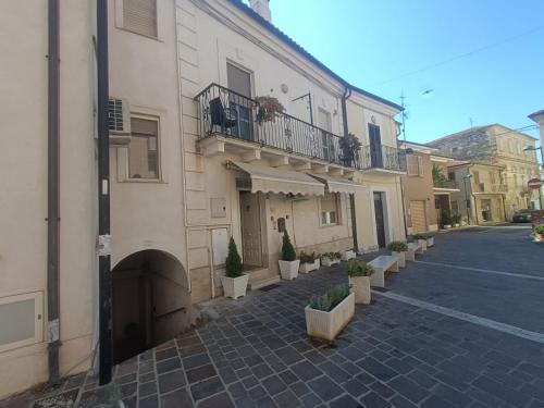 un bâtiment avec des plantes en pot au bord d'une rue dans l'établissement Family House, à Ripa Teatina