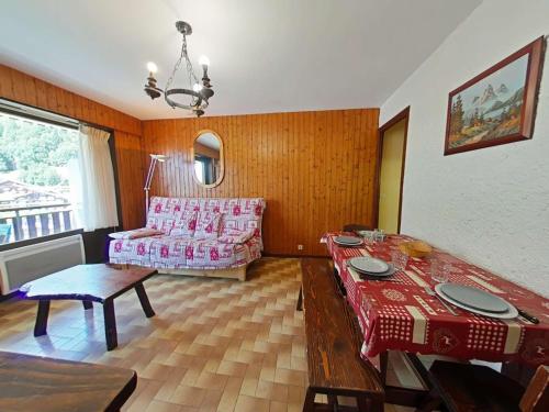 un salon avec un canapé et une table dans l'établissement Studio skis aux pieds avec balcon au Grand-Bornand - FR-1-241-20, au Grand-Bornand