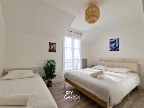 バイー・ロマンヴィリエにあるHouse for 10 people, Disneylandの窓のある白い部屋にベッドが2つある