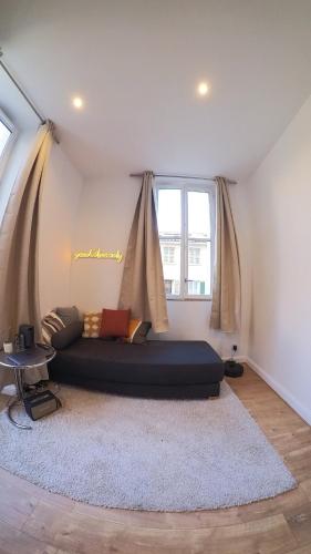 - un salon avec un grand canapé dans l'établissement Appartement dans le centre historique de Toulon, à Toulon