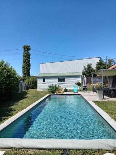 une piscine devant une maison dans l'établissement la petite bulle, à Montagnat