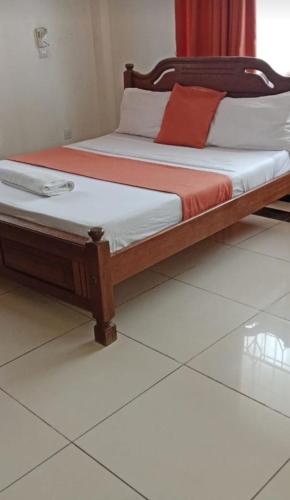 モンバサにあるRosleens homesのタイルフロアのベッド