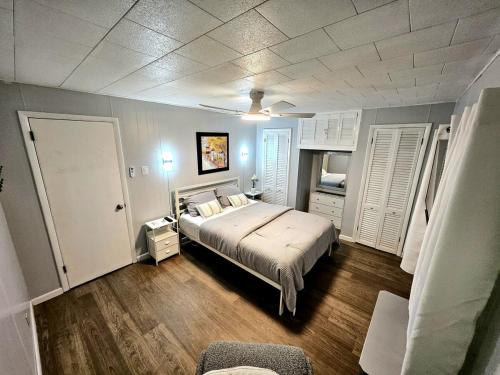 ein Schlafzimmer mit einem großen Bett und ein Zimmer mit weißen Türen in der Unterkunft Super Comfy Entire Home in Scranton