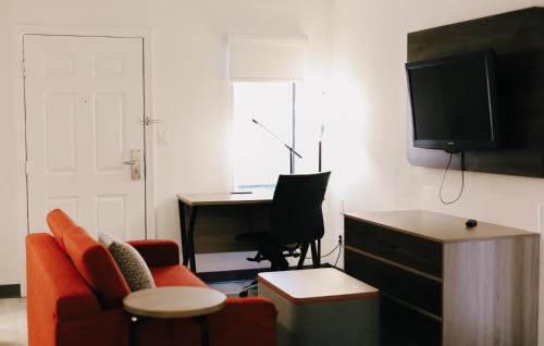Μια τηλεόραση ή/και κέντρο ψυχαγωγίας στο Hawthorn Suites by Wyndham Tinton Falls