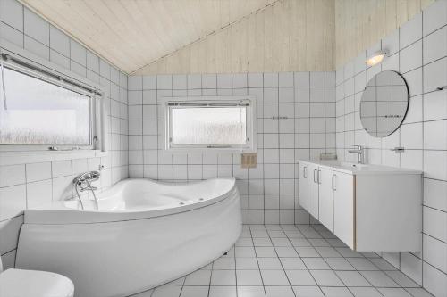 Ένα μπάνιο στο 615-Hvide-Sande-Bjerregardsvej-408