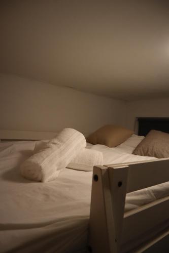 a bed with a pair of towels on it at Kamer Joesje, Den Bosch in Den Bosch