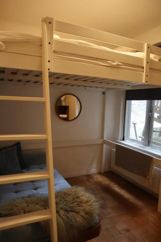 a bunk bed in a room with a mirror at Kamer Joesje, Den Bosch in Den Bosch