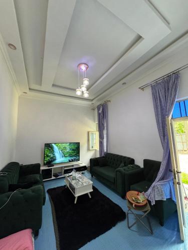 Televiisor ja/või meelelahutuskeskus majutusasutuses Omo Valley Guest House & Tours Jinka