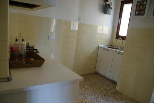 A kitchen or kitchenette at Il Terrazzo Sul Castello