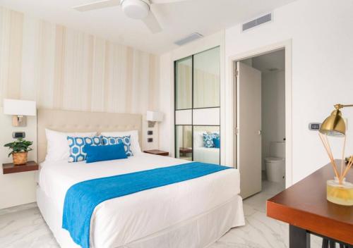 Un dormitorio con una cama grande y un escritorio. en Cana Rock Star, en Punta Cana