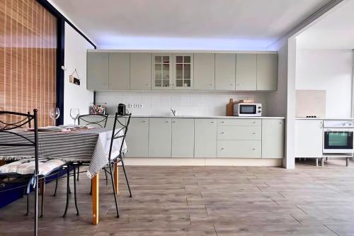 Cosy flat 500 m from the beach with swimming pools and tennis court
