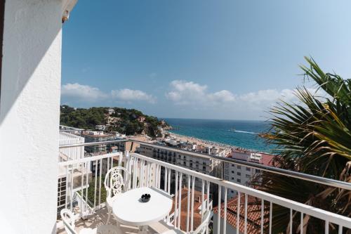 a balcony with a view of the ocean at Hotel Roger de Flor by Seleqtta in Lloret de Mar