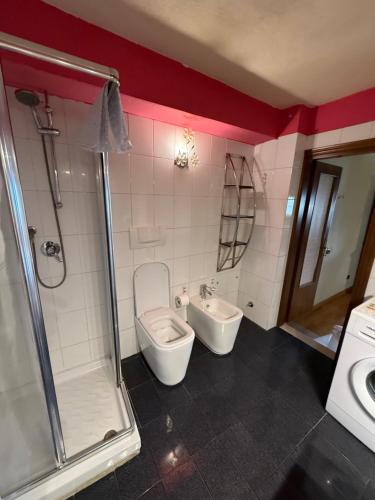 a bathroom with a toilet and a shower and a sink at Casa angela in Cinigiano