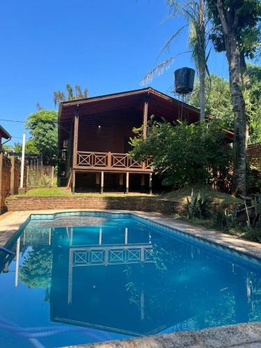 una piscina davanti a una casa di Cabaña del centro a Puerto Iguazú