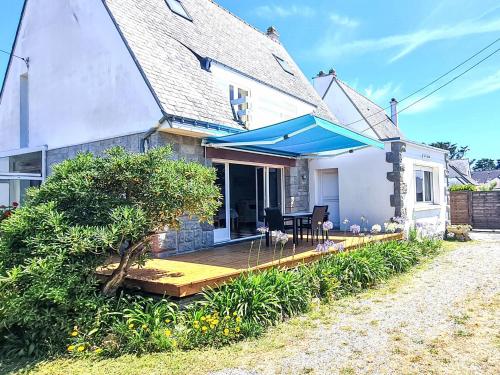 une maison avec une terrasse dotée d'un auvent bleu dans l'établissement Holiday Home The Anchor by Interhome, à Kerhostin