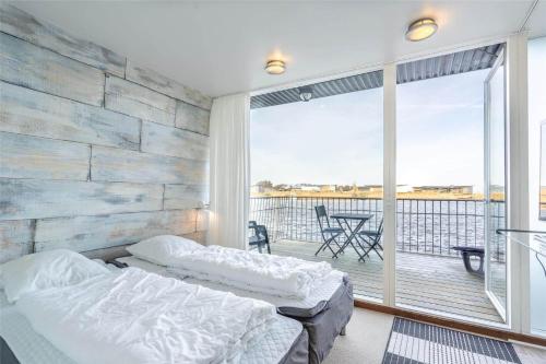 una camera da letto con un letto e un balcone di 791-Hvide-Sande-Ae-Gammel-Havn-43 a Hvide Sande