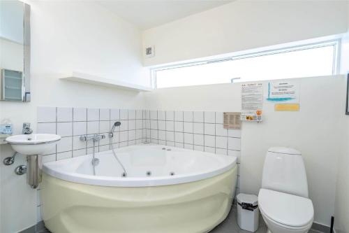un bagno con vasca, WC e lavandino di 791-Hvide-Sande-Ae-Gammel-Havn-43 a Hvide Sande