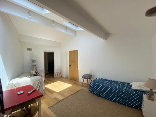 une chambre avec un lit et une télévision dans l'établissement Calanque de Samena, à Marseille