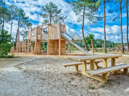 Ο χώρος παιχνιδιού για παιδιά στο Holiday Home Les Cracks-2 by Interhome