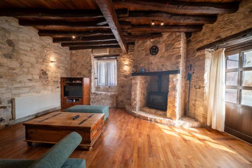 Casa Piedra, Hidden Gem, 2 BR House, BBQ, Patio in Monagroulli