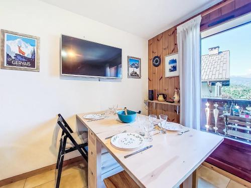 Et tv og/eller underholdning på Apartment Pointe des aravis B13 by Interhome