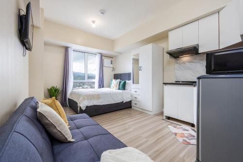 Postel nebo postele na pokoji v ubytování Virgo Nest Rentals - Avida Riala IT Park - City View