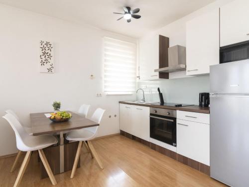 Kuchyň nebo kuchyňský kout v ubytování Apartment Anđa-2 by Interhome