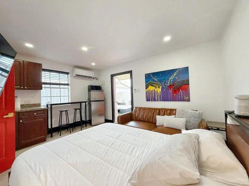 Postel nebo postele na pokoji v ubytování Cottage with Hot Tub, Private Firepit, Entrance, Parking BBQ