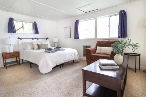 Postel nebo postele na pokoji v ubytování Wilderness West Resort Cabin 5