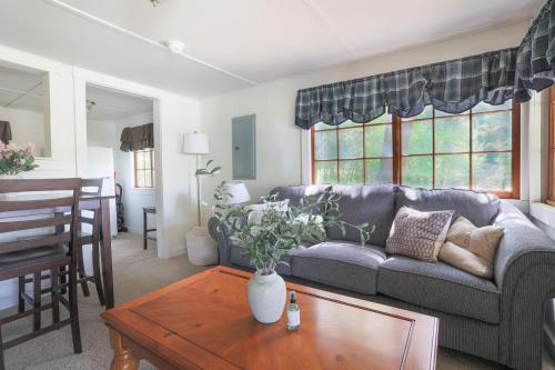 Posezení v ubytování Wilderness West Resort Cabin 7