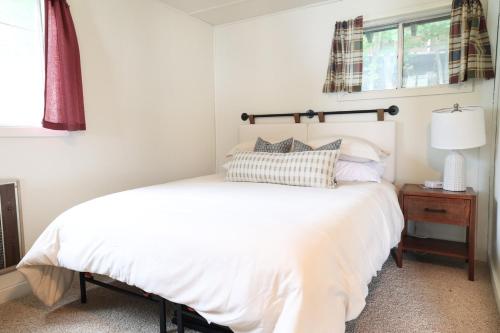 Postel nebo postele na pokoji v ubytování Wilderness West Resort Cabin 4