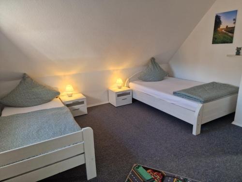 Una cama o camas en una habitación de Eulennest Emsland