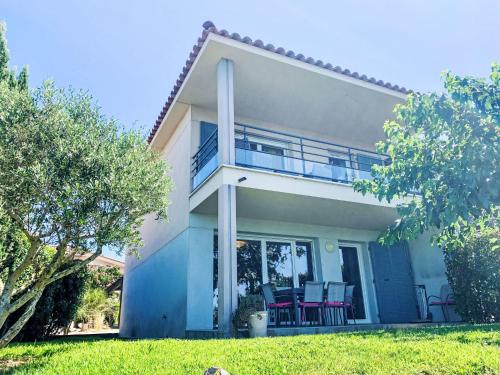 une maison avec des chaises à l'avant dans l'établissement Holiday Home Only Roc by Interhome, à Roquebrune-sur Argens