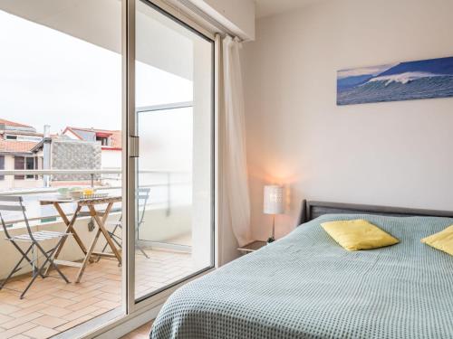 une chambre avec un lit et un balcon avec une table dans l'établissement Studio Le Brighton by Interhome, à Biarritz