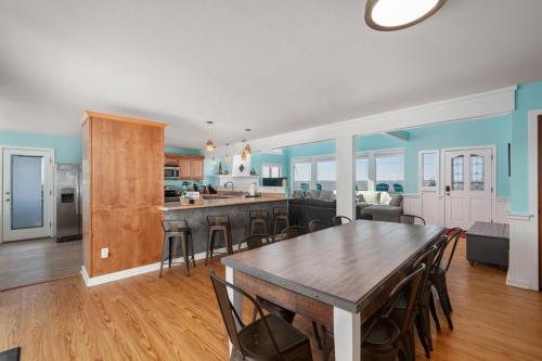 Cuisine ou kitchenette dans l'établissement Duck Blind by Rather Be Properties