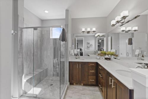 Et badeværelse på Entrada 611 - 4BR Luxury Townhome, Pool, Hot Tub, Garage